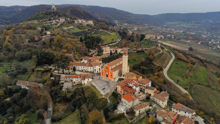 Büdös van egy olasz kisvárosban, a polgármester jó orrú szimatolók toborzásába kezdett