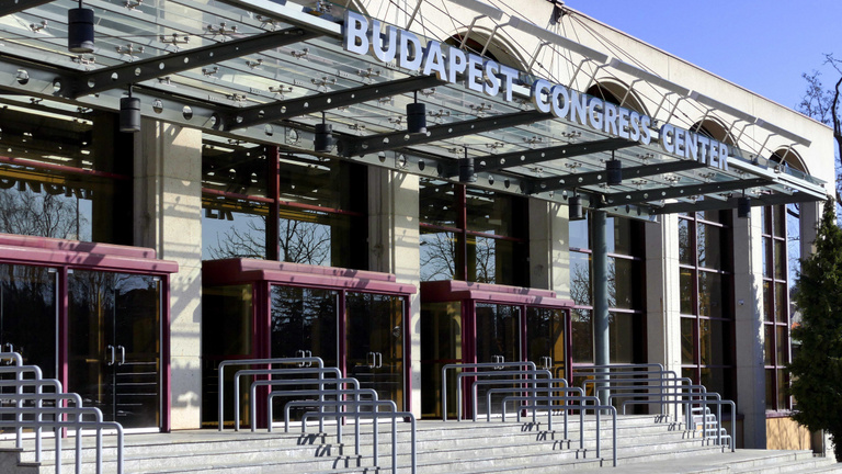 Bombariadó volt Budapesten, kétezer embert kellett azonnal az utcára terelni