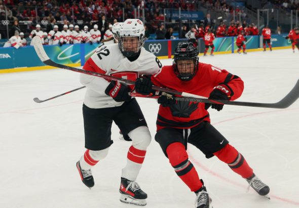 Jöhet a női hoki örökrangadója, nem borult a papírforma az elődöntőben